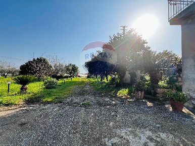 Foto Casa indipendente a Sparanise di 447 m² con 7 locali in vendita