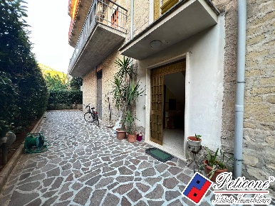 Foto Appartamento in via luca giordano, Fondi Centro di 109 m² con 4 locali