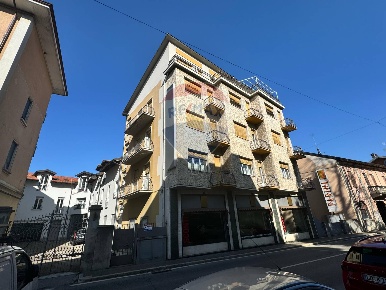 Foto Appartamento a Luino Centro di 139 m² con 5 locali in vendita
