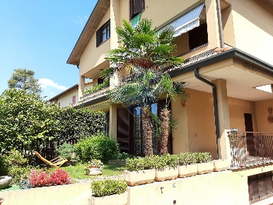 Foto Villa bifamiliare in VIA GIOSUE CARDUCCI, Legnano di 180 m² in vendita