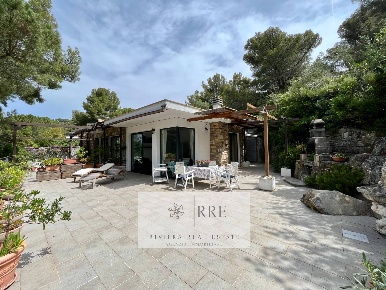 Foto Villa bifamiliare in viale Piemonte, Andora di 280 m² con 6 locali