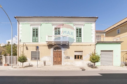 Foto Appartamento a Torre de' Passeri di 200 m² con 9 locali in vendita