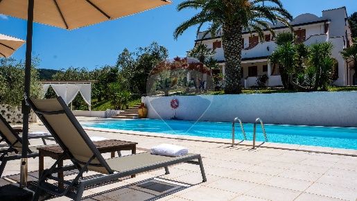 Foto Villa singola in Località Cerreglie, Peschici di 500 m² con 22 locali