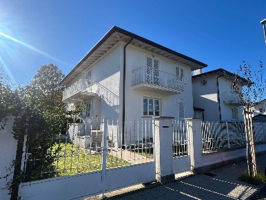 Foto Villa a schiera in via euclide, Camaiore Lido di Camaiore di 180 m²