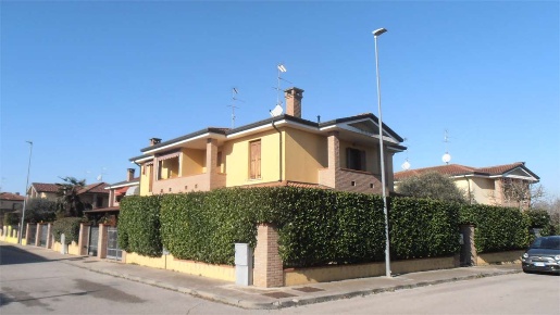 Foto Villa bifamiliare in Via della Pace 23/R, Occhiobello di 180 m²