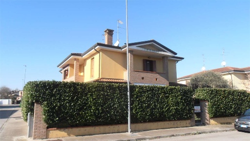 Foto Villa bifamiliare in Via della Pace 23/R, Occhiobello di 180 m²