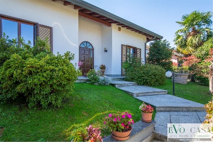 Foto Villa unifamiliare in via dei Mulini 9, Vanzaghello di 300 m²
