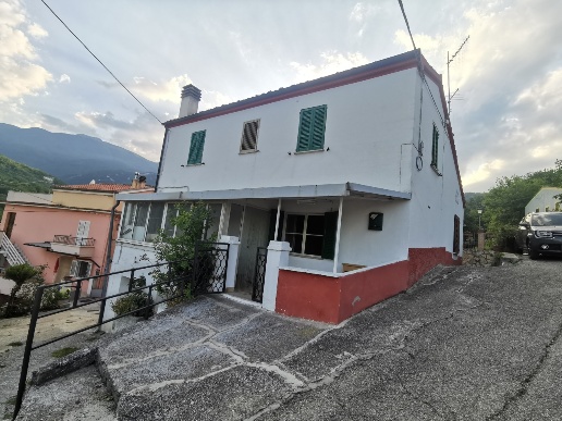 casa indipendente in vendita a Farindola