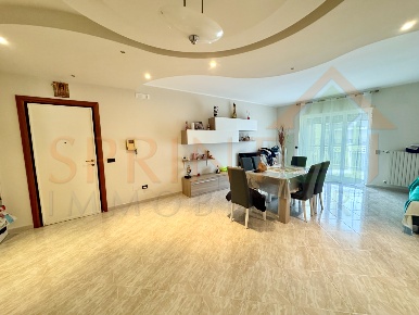 Foto Appartamento a Monopoli di 100 m² con 4 locali in vendita