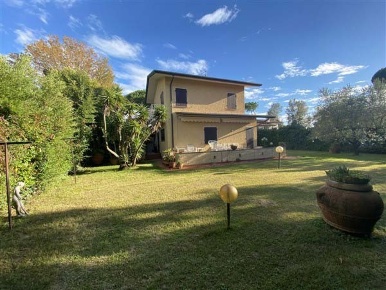 Foto Villa bifamiliare a Forte dei Marmi Vittoria Apuana di 140 m²
