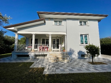 Foto Villa bifamiliare a Pietrasanta di 360 m² con 13 locali in vendita