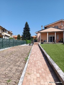 Foto Villa a schiera in VIA SASSETTI, Folignano di 220 m² con 6 locali