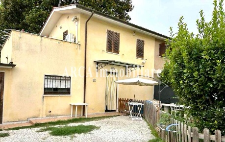Foto Villa bifamiliare a Pietrasanta di 90 m² con 4 locali in vendita