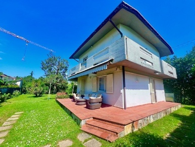 Foto Villa unifamiliare a Forte dei Marmi Centro di 180 m² con 10 locali