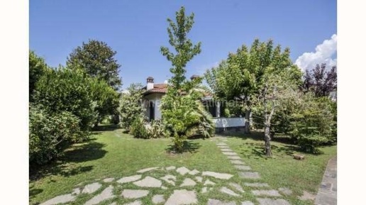 Foto Villa bifamiliare a Forte dei Marmi Centro di 200 m² con 9 locali