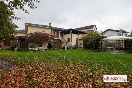 Foto Rustico in Via Buozzi, Noviglio Tainate di 600 m² con 16 locali