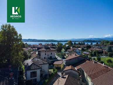 Foto Case semi ndipendenti in Via al Lago, Gavirate Centro di 296 m²