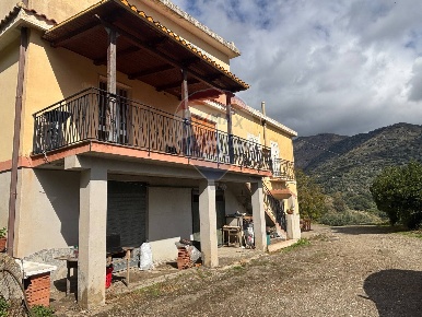Foto Villa bifamiliare in Contrada Sant'Antonio, Fiumedinisi di 400 m²