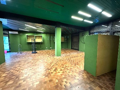 Foto Locale commerciale in Via Genova, Albenga Centro di 160 m² in affitto