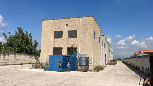 Foto Capannone industriale a Orta di Atella di 600 m² con 2 locali