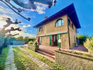 Foto Villa bifamiliare a Forte dei Marmi di 160 m² con 8 locali in affitto