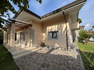 Foto Villa unifamiliare a Forte dei Marmi di 220 m² con 10 locali