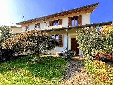 Foto Villa a schiera a Mesero di 160 m² con 4 locali in vendita