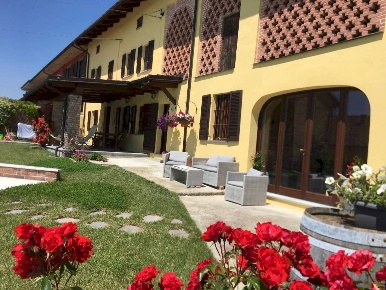 Foto Rustico in Regione San Rocco, Agliano Terme di 336 m² con 10 locali