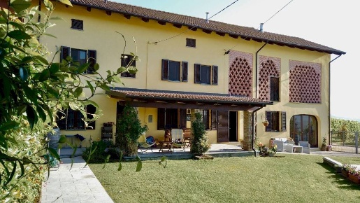 Foto Rustico in Regione San Rocco, Agliano Terme di 336 m² con 10 locali