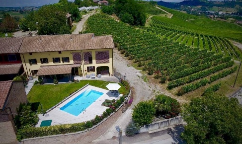 Foto Rustico in Regione San Rocco, Agliano Terme di 336 m² con 10 locali