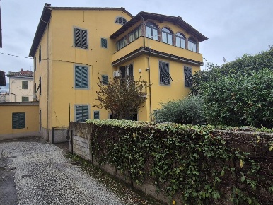 Foto Appartamento a Lucca Ponte a Moriano di 160 m² con 8 locali in vendita