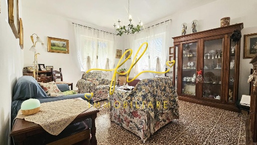 Foto Appartamento a Cecina Cecina Centro di 104 m² con 5 locali in vendita