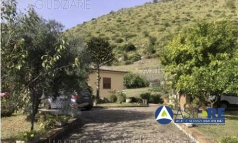 Foto Villa unifamiliare in via Monte Acuto, Maenza di 317 m² con 5 locali