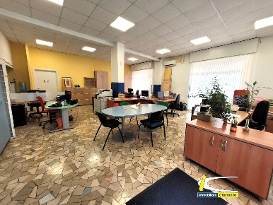 Foto Locale commerciale a Ladispoli Centro di 125 m² con 3 locali