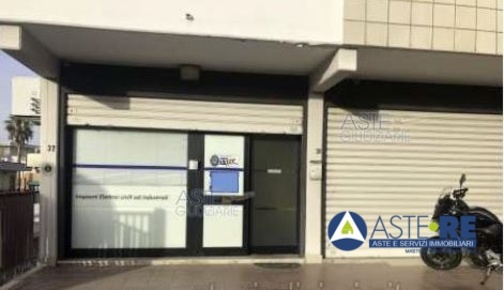 Foto Locale commerciale in via dei Marrucini, Latina Piccarello di 142 m²