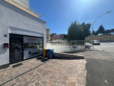 Foto Negozio in Via Della Tecnica, Pomezia di 110 m² con 4 locali