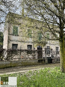 Foto Villa unifamiliare a Quistello Centro di 375 m² con 5 locali