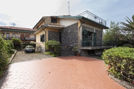 Foto Villa unifamiliare in via Carducci  25, Trecastagni di 151 m²