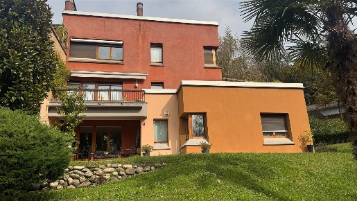 Foto Appartamento in via mazzini 2, Barzanò di 200 m² con 5 locali