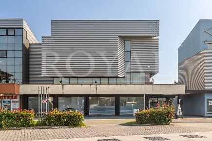 Foto Attività commerciale in via Valassina  118, Lissone Stazione