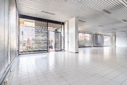 Foto Attività commerciale in via Valassina  118, Lissone Stazione