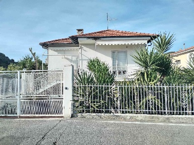 Foto Villa bifamiliare a Camporosso Centro di 130 m² con 5 locali