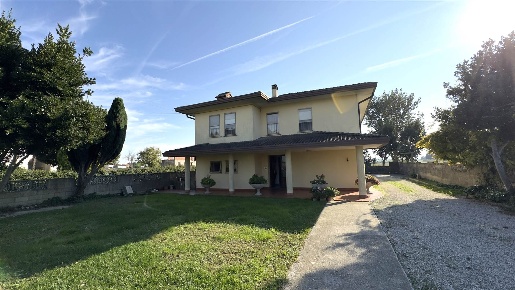 Foto Casa indipendente a Codevigo Conche di 220 m² con 4 locali in vendita