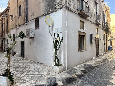 Foto Negozio in Via Marco Pacuvio 49/A, Brindisi Centro Storico di 97 m²