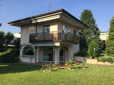 Foto Villa unifamiliare a Cologno al Serio di 250 m² con 9 locali