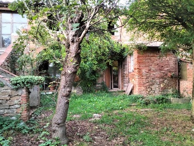 Foto Rustico a Lucignano di 240 m² con 7 locali in vendita