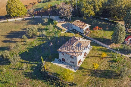 Foto Rustico a Todi di 250 m² con 7 locali in vendita