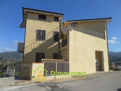 Foto Box in Via Longareddu 17, Santa Maria Coghinas di 158 m² con 1 locali