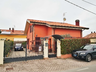Foto Villa unifamiliare a Rimini di 250 m² con 8 locali in vendita