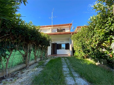 Foto Villa a schiera in VIA OGLIO 33, Ardea di 63 m² con 3 locali